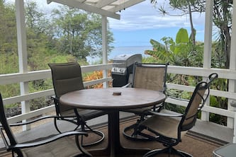 Charming Surfer's dream Hawaiian Home near Lyman Beach on Ali'i Drive