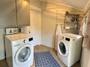 Dyer and washing machine