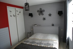 CHAMBRE REZ DE CHAUSSÉE LIT DE 140