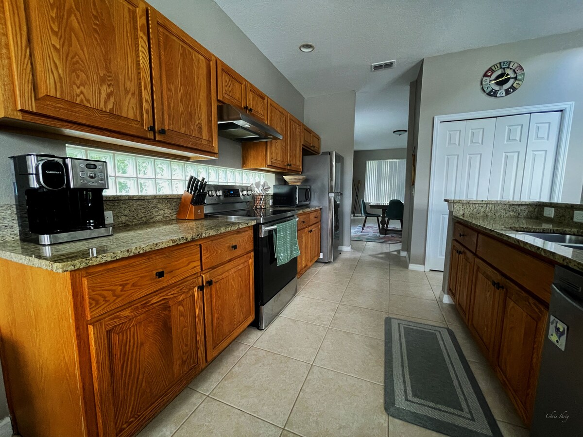 15 Min from the Gates of Disney, Sleeps 10, Pool+View