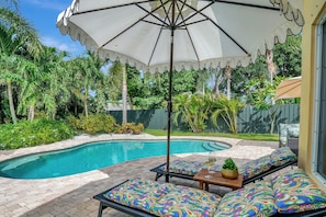 Backyard Pool-Relax Under Palm Trees