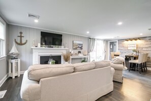 Living Room | Full Sleeper Sofa | Free WiFi | Central A/C | Smart TV