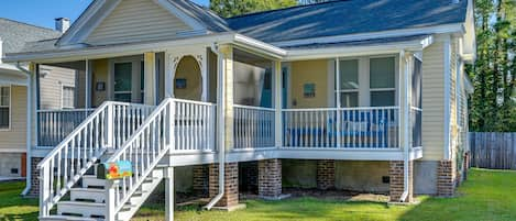 Belhaven Vacation Rental | 2BR | 1BA | 1,000 Sq Ft | Stairs Required