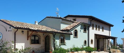 Edificio, Propiedad, Cielo, Ligero, Azur, Piscina, Planta, Ventana, Sombra, Árbol
