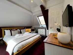 Master bedroom with kingsize bed SmartTV and ensuite shower room 