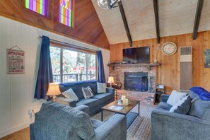 Living Room | Smart TV | DVD Player | Fireplace | Board Games | Free WiFi