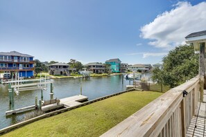 Waterfront Backyard | Pet Friendly w/ Fee