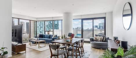  A spacious open layout features picture-perfect views across the CBD.