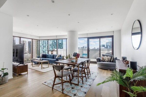  A spacious open layout features picture-perfect views across the CBD.