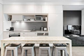 The dine in breakfast bar offers plenty of space for guests to grab a quick bite to eat or set up their laptop and work from home.