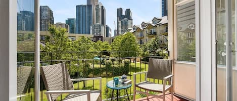 Enjoy slow mornings on the balcony, boasting skyline views and overlooking the complex's lush, green courtyard.