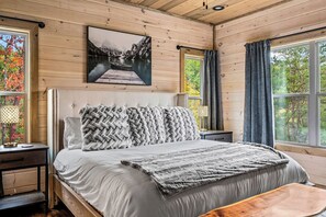 Private King En-Suite on the third floor with the magnificient views of Bluff Mountain from your bed