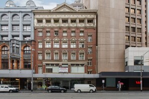  The single-floor studio is located just a few minutes’ walk from Flinders Street Station and Bourke Street Mall. 
