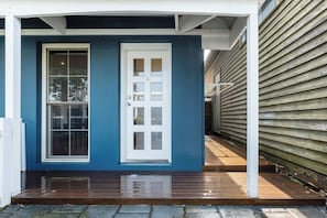 You will be perfectly positioned to enjoy all the city has to offer within walking distance to Port Melbourne Beach and Princess Pier, and close to popular sights like Crown Casino and South Melbourne Market