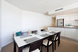 A comfortable 6-person dining table is a great place to host a home-cooked dinner or a glorious breakfast spread.