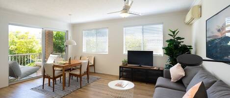 Recently renovated, this light and bright apartment is fitted with modern furniture and plenty of space to relax.