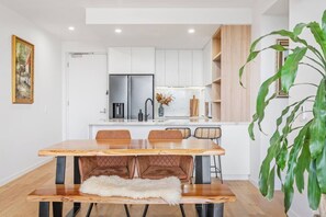 Come together around the dining table or find plenty of cafes, shops and restaurants close by.
