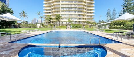The apartment complex offers two pools - indoor and outdoor - for your enjoyment. In the outdoor pool you will also find a spa and plenty of space to lounge!