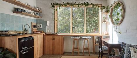 Sip your morning coffee up at the breakfast bar, taking in the leafy outlook.

