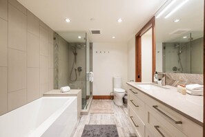 Ensuite bathroom: Shower and bathtub