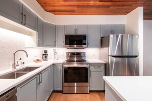 Full kitchen: Stainless steel appliances