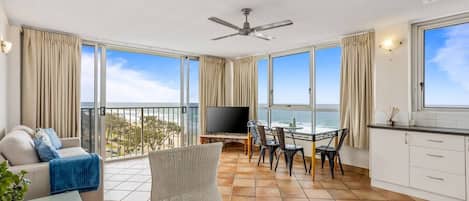 Framing spectacular ocean views, this apartment enjoys an unbeatable address on the waterfront, minutes' walk to all Surfers Paradise has to offer. 