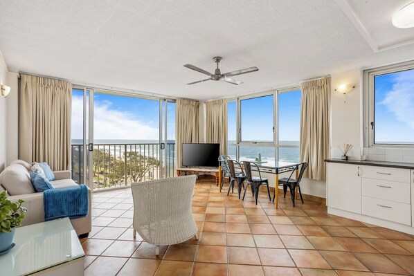 Framing spectacular ocean views, this apartment enjoys an unbeatable address on the waterfront, minutes' walk to all Surfers Paradise has to offer.