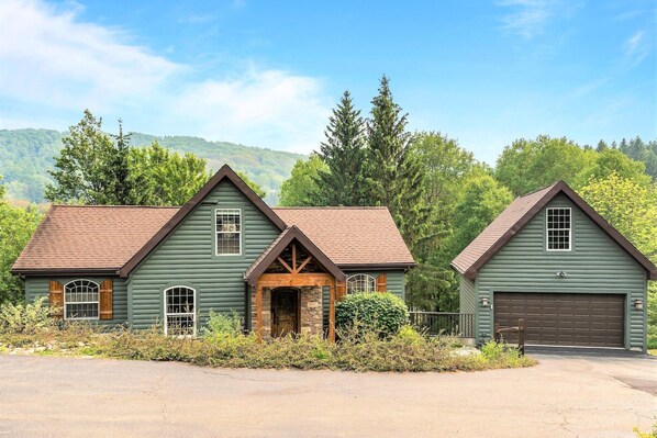 Welcome to Log Cabin Hangout - only a mile from the heart of Ellicottville