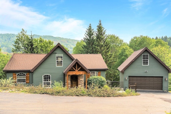 Welcome to Log Cabin Hangout - only a mile from the heart of Ellicottville