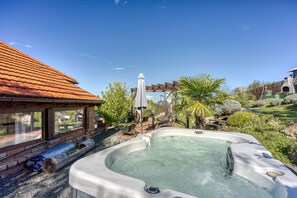 Whirlpool tub