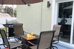 Firepit, Grill, and Umbrella fro relaxing after a day at the beach!