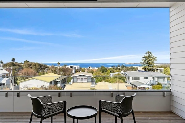 Enjoy magnificent views of the ocean, Bluff and Barwon River