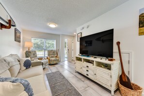 Living Room | Queen Sleeper Sofa | Smart TV | Central Heat & A/C