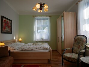 Schlafzimmer mit Doppelbett