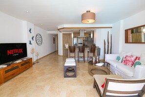 Living room, with smart tv, fully air conditioned, full kitchen 