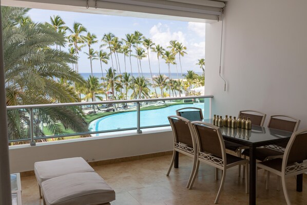 Beach views, balcony at the 3rd floor, dinning table for 6 