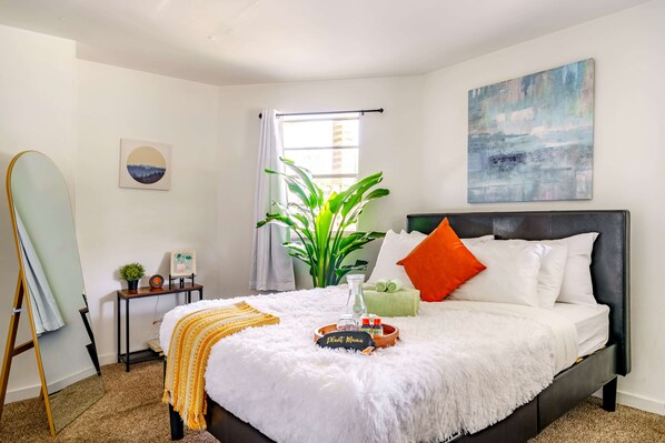 Wake up feeling refreshed and energized in this cozy, modern bedroom! 🌿☀️ Complete with a plush bed, chic decor, and natural light, you'll feel right at home. Book your stay at Jungle House and experience ultimate comfort and relaxation.