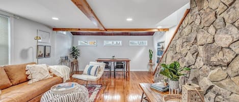 Cottage living area - Relax in the cozy living / dining room, natural stone wall on staircase