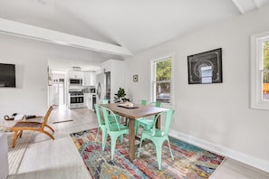 Dining area, seating for 6