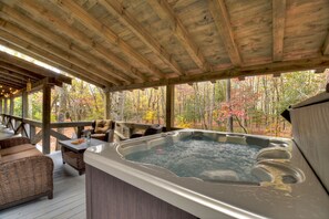 Soak in the hot tub as you enjoy this magnificent North Georgia Mountain setting 