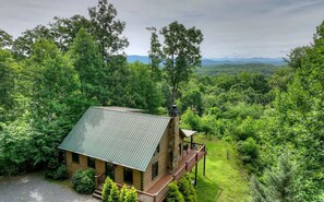 Super private, easy drive,  Blue Ridge Cabin Rental with a big Mountain View!