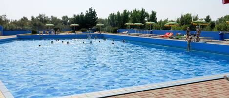 Water, Sky, Swimming Pool, Leisure, Resort Town, Recreation, Composite Material, Tree, Fun, Plant