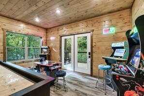 Game Room - 4 Arcades, Shuffleboard, 65in TV with great views