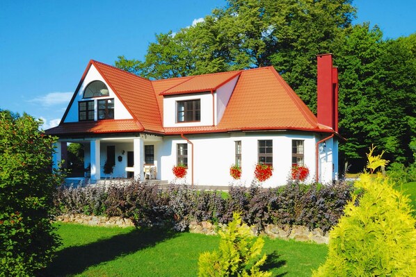 Stugans exteriör [sommar]