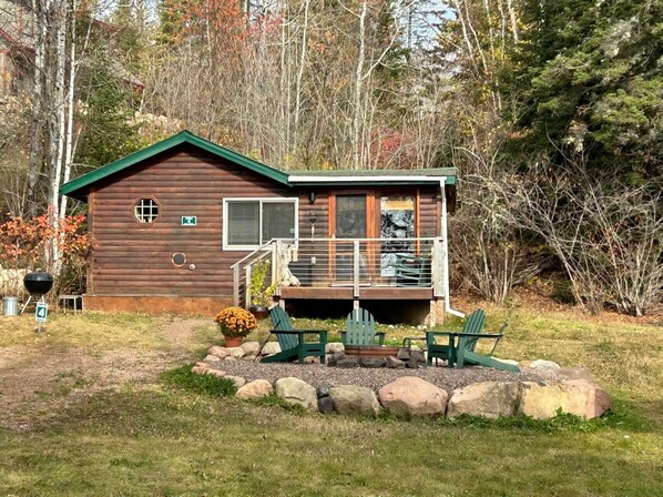 Eve's Place Cabin 4 with private fire pit and deck
