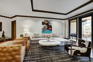 Home Decor, Furniture, Indoors, Living Room, Couch