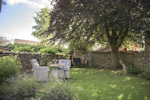 Pond Cottage, West Witton: Enjoy the afternoon relaxing in the pretty cottage garden