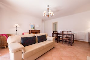 Charming Lisbon Coast Apartment | 2 Bedrooms | Apartment Nitin | Balcony with a Golf View & Easy Parking | Aroeira