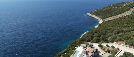 exceptionnelle villa Oneiro avec son accès privé à la mer