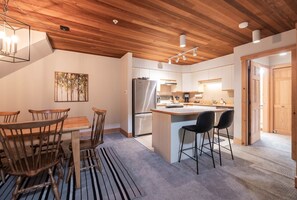 Full kitchen: High-end appliances